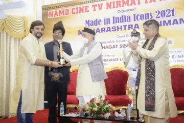 Akshay Bardapurkar receiving Made In India Icons 2021 award from Maharashtra Governor